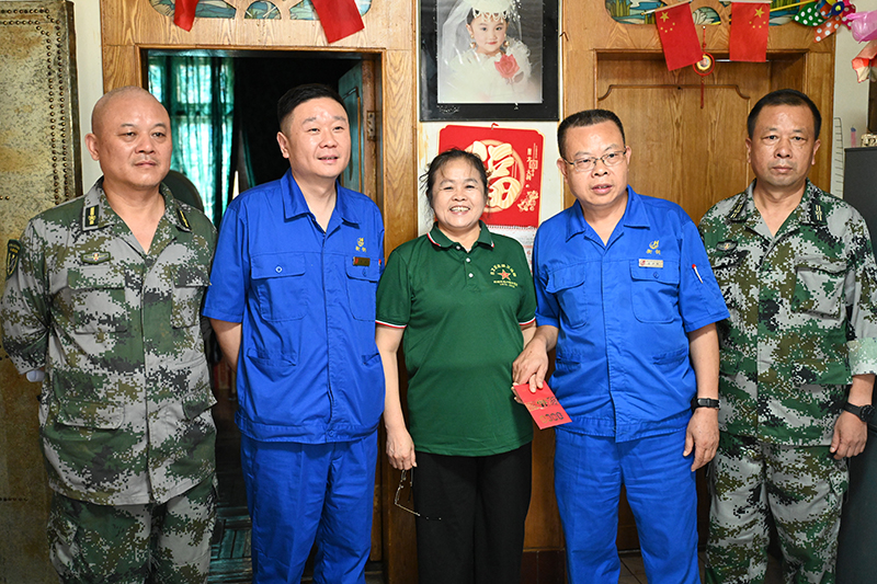 濃濃“八一”情 公司領(lǐng)導(dǎo)走訪慰問軍烈屬